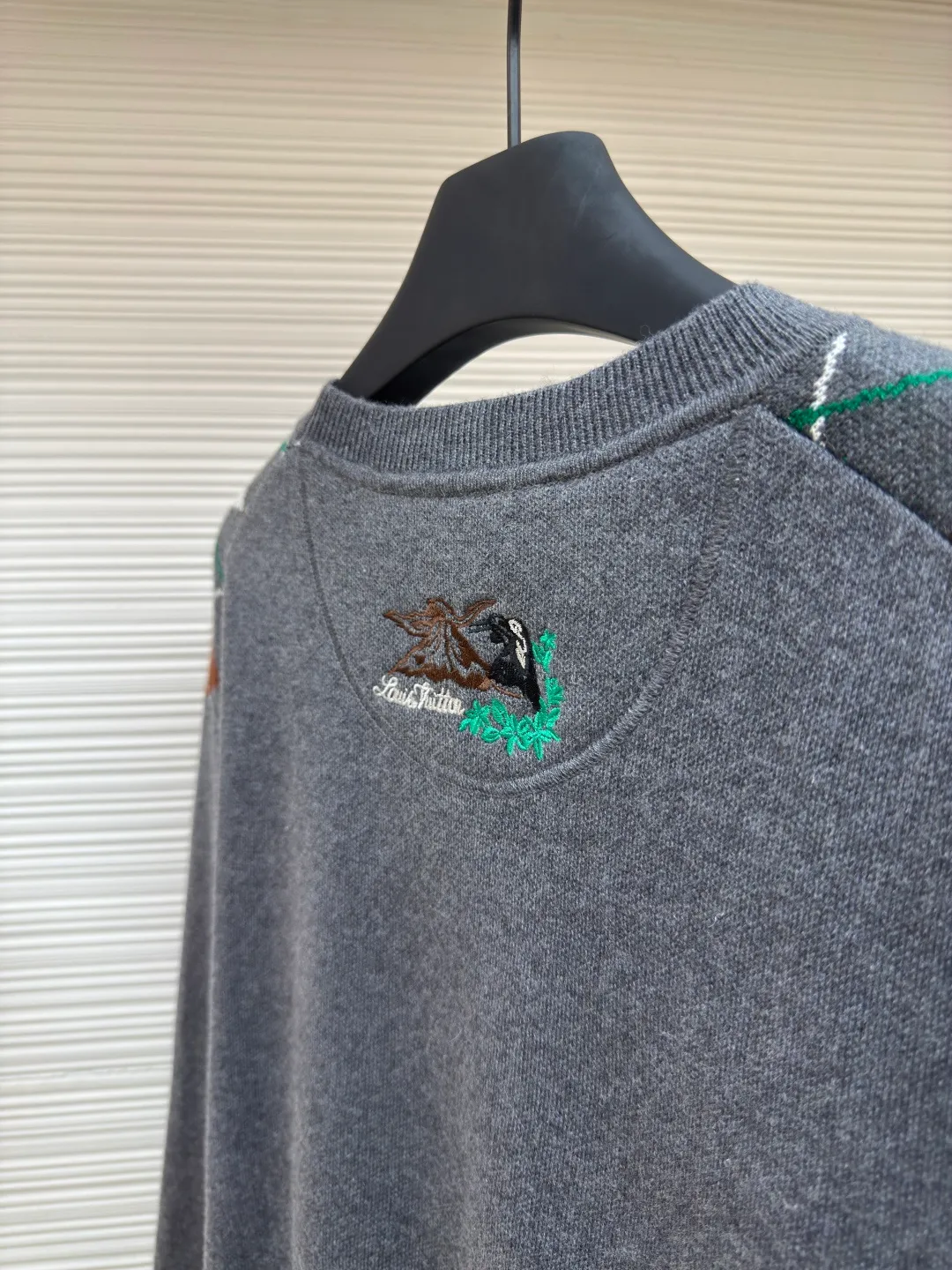 LOUIS VUITTON diamond check crew neck sweater ●Item number: 1680039-B10 ●Fabric: wool fabric ●Technology: knitting ●Version: fitted version ●Weight: about 690 grams ●Size: XS-S-M-L ●Description: The wool material is made of 48/2 fine count 50% Basulan worsted wool yarn, and is woven with a 3-color jacquard technique on a 14-gauge wool loom imported from Germany. The pattern is purely hand-drawn. It takes 290 minutes for a single piece. The fabric piece needs to be stitched and then dismantled and embroidered by hand. The embroidery uses a high-speed embroidery machine for positioning embroidery. The back is spliced with turtle back with Hassel thread, and it is customized with three-label washing. The overall wiring is straight and delicate, the fabric is comfortable and soft, and the color is consistent without color difference. It can be matched with the same style to create a fashionable look and control various occasions. Customized accessories, complete with three standards, same style for men and women!